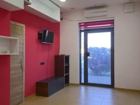 Izdavanje, poslovni prostor, 38m², Stari Aerodrom, Podgorica - image 4