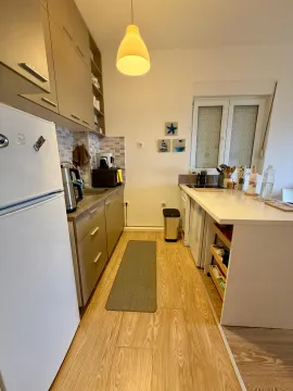 Moderna kuhinja sa svijetlim elementima i trpezarijskim dijelom. - image 6