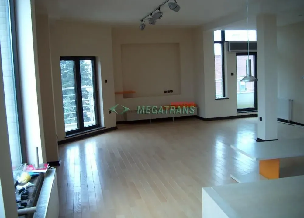 Izdavanje, četvorosoban stan, 170m², Centar, Novi Sad