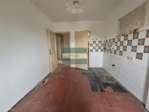 Prazna kuhinja sa zidnim pločicama i priključcima za renoviranje. - image 6