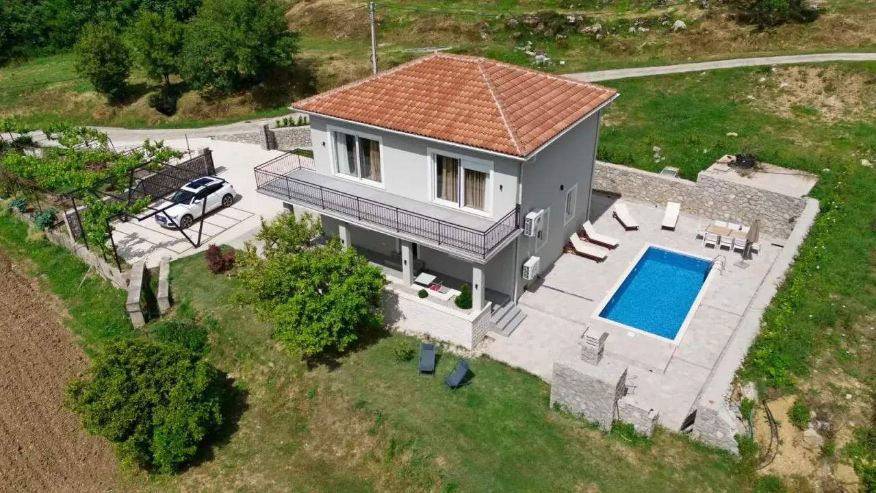Izdavanje, kuća, 160m², Kotor, Crna Gora