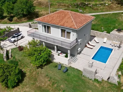 Izdavanje, kuća, 160m², Kotor, Crna Gora