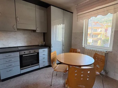 Rent, four bedroom apartment, 160m², Tivat, Crna Gora - image 9