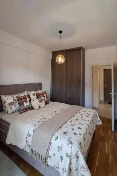 Furnished bedroom with a double bed and built-in wardrobe. - image 5