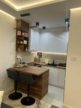 Moderna kuhinja sa šankom i ugrađenim elementima. - image 6