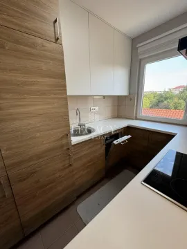 Moderna kuhinja sa drvenim elementima i ugrađenim aparatima. - image 6