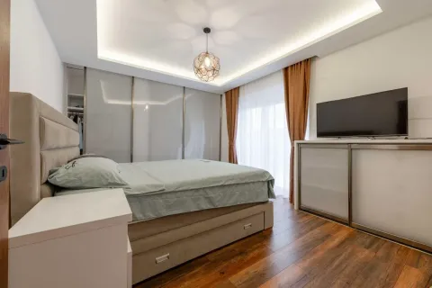 Moderna spavaća soba sa bračnim krevetom, ormarom i televizorom. - image 11