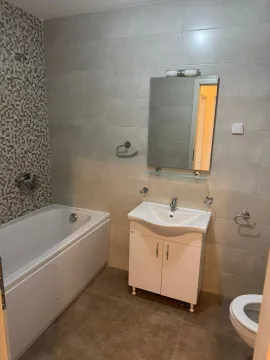Kupatilo opremljeno kadom, umivaonikom sa ormarićem i ogledalom. - image 2