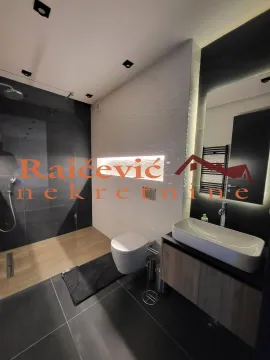 Moderno kupatilo sa tuš kabinom, umivaonikom i ugradnom rasvetom. - image 17