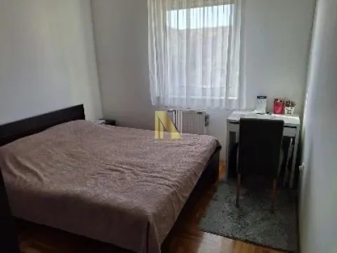 Spavaća soba sa bračnim krevetom, prozorom i radnim stolom. - image 5