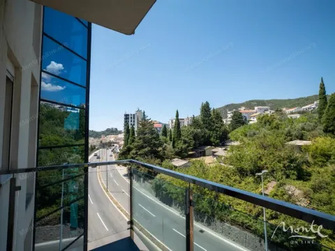 Pogled na okolinu i ulicu sa balkona. - image 28