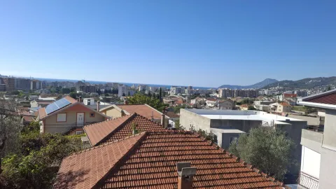 Pogled na gradsko naselje i okolne krovove sa terase. - image 2