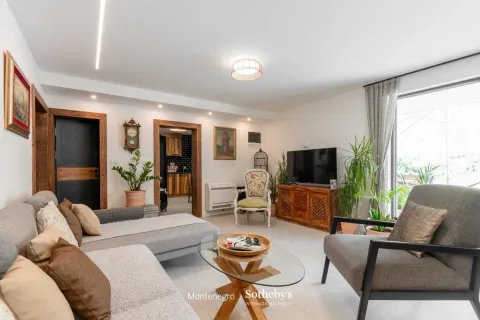Namještena dnevna soba sa garniturom, TV-om i pogledom na terasu. - image 18
