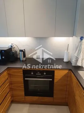 Moderna kuhinja sa ugrađenom rernom, ravnom pločom i gornjim i donjim elementima. - image 9