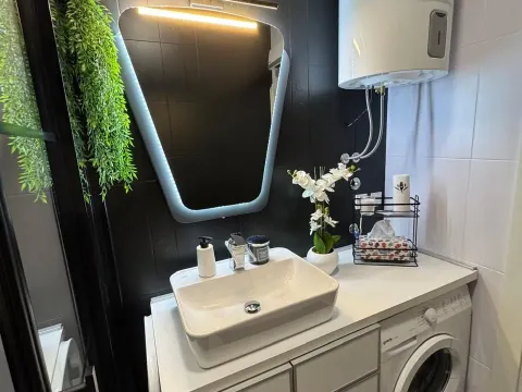 Rent, one bedroom apartment, 42m², Centar, Tivat - image 10