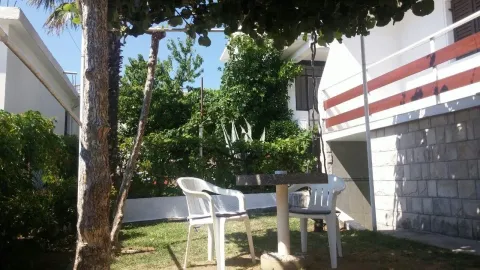 Dvorište sa garniturom za sjedenje u hladovini pored kuće. - image 2