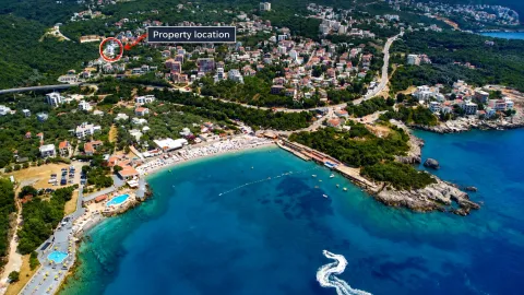 Pogled iz vazduha na priobalno naselje sa plažom i označenom lokacijom nekretnine. - image 9