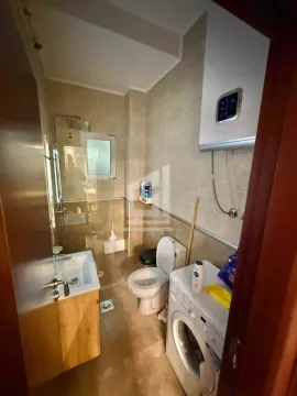 Kupatilo opremljeno sanitarijama, tuš kabinom i veš mašinom. - image 7
