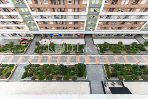 Pogled odozgo na popločano dvorište i fasadu stambene zgrade. - image 2