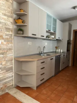Kuhinja opremljena bež elementima i ugradnim aparatima. - image 7
