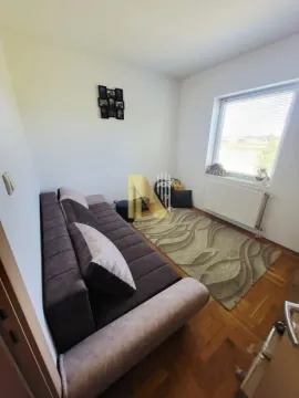 Manja dnevna soba sa kaučem i prozorom. - image 13
