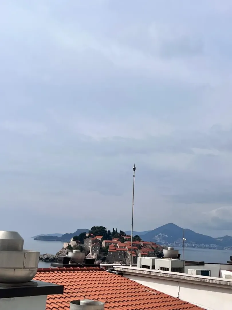 Pogled na Sveti Stefan sa krova objekta.