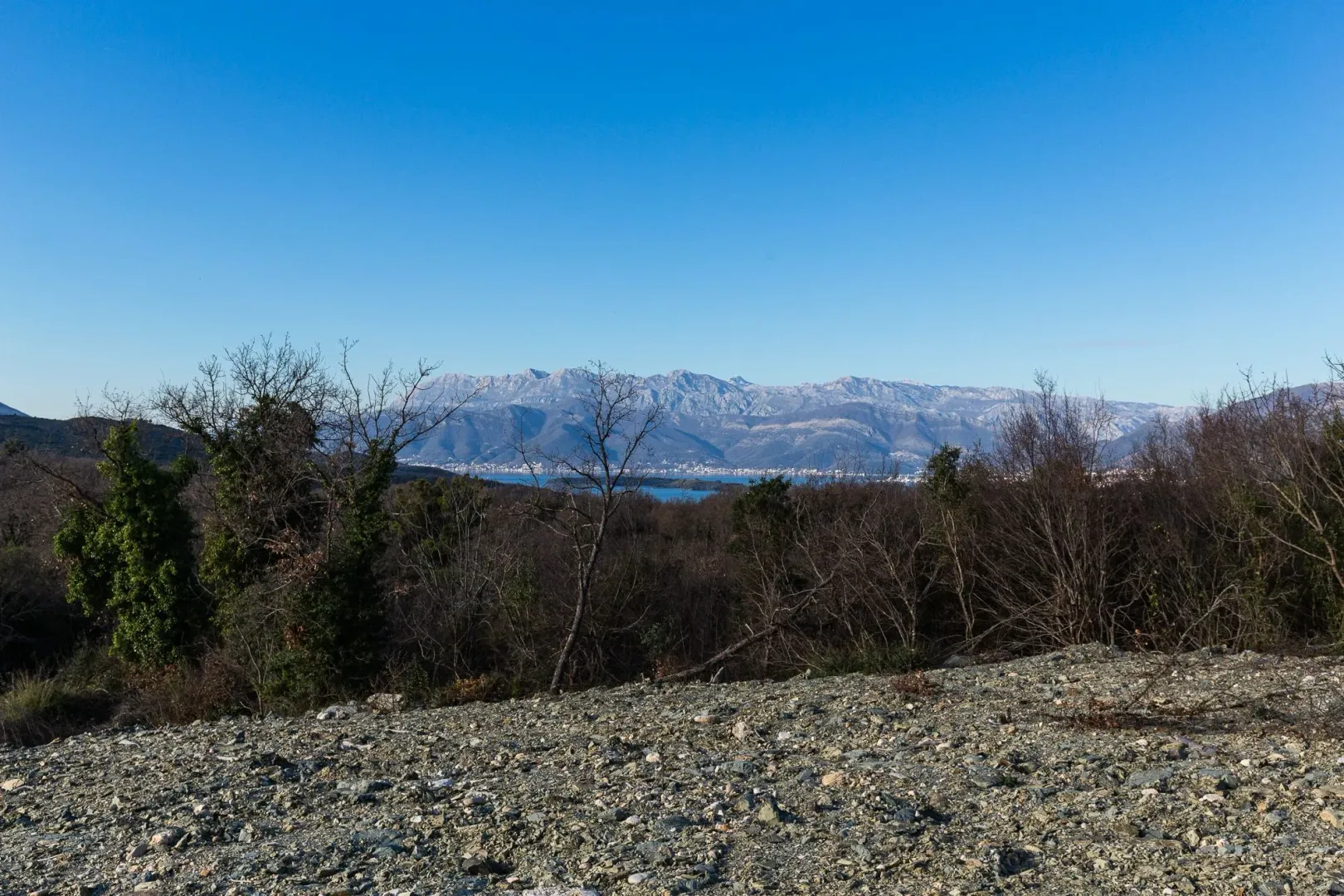 Pogled na more i planine sa parcele.