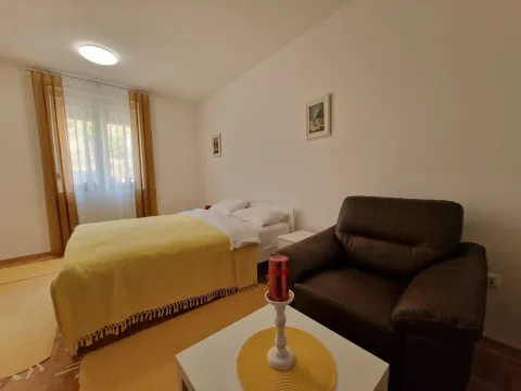 Rent, two bedroom apartment, 72m², Budva, Crna Gora - image 4