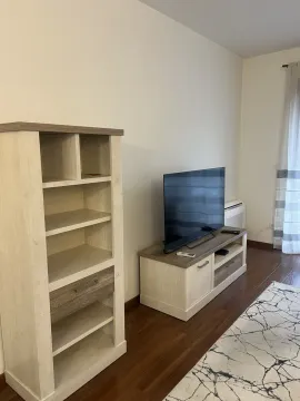 Dnevni boravak sa TV komodom i policom. - image 6