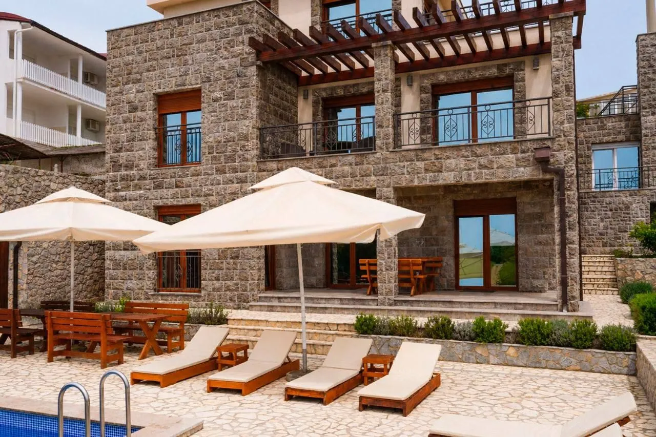 Rent, four bedroom apartment, 240m², Krimovica, Kotor
