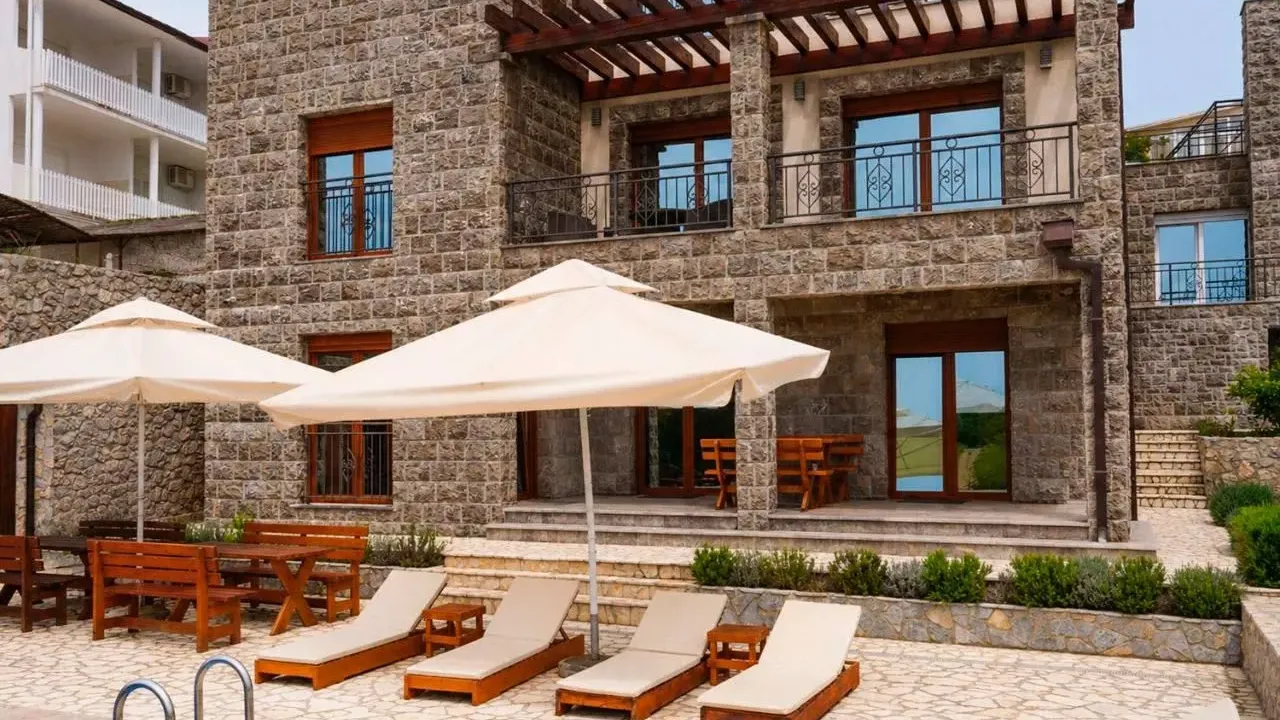Izdavanje, četvorosoban stan, 240m², Krimovica, Kotor