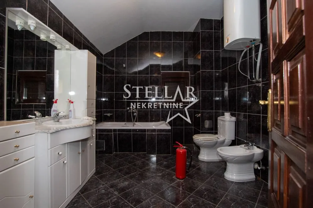 Izdavanje, kuća, 320m², Gorica C, Podgorica