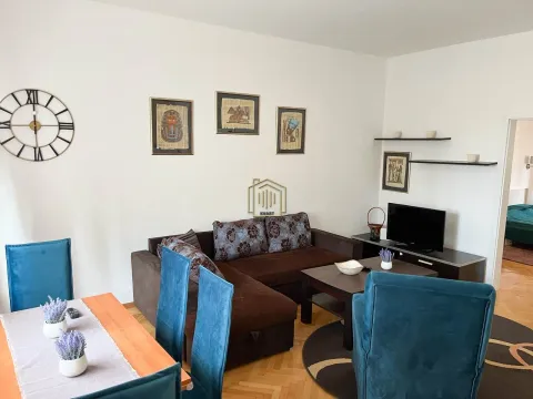 Dnevna soba sa garniturom, TV-om i trpezarijskim stolom. - image 7