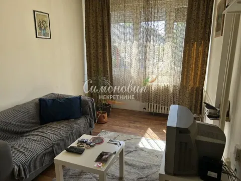 Dnevna soba sa garniturom, stočićem i televizorom. - image 9