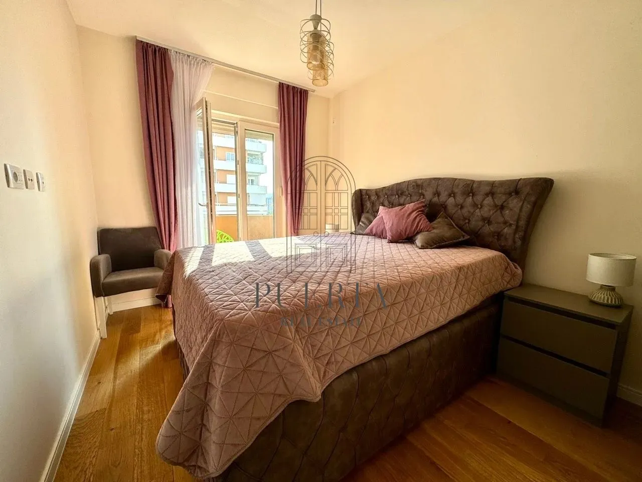 Furnished bedroom with a double bed and access to the terrace.