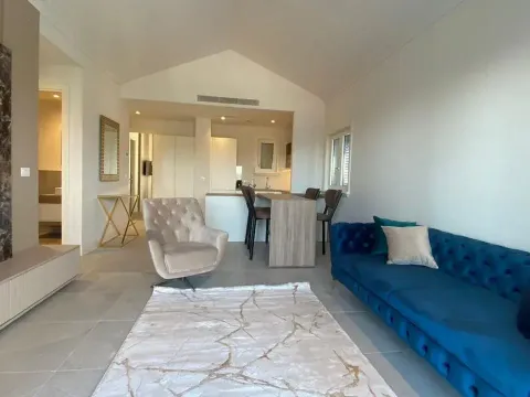 Izdavanje, stan, 80m², Tivat, Crna Gora - image 1