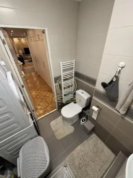 Manje kupatilo sa WC šoljom, radijatorom i pogledom na hodnik. - image 14