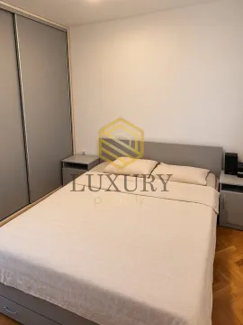 Furnished bedroom with a double bed and built-in wardrobe. - image 2