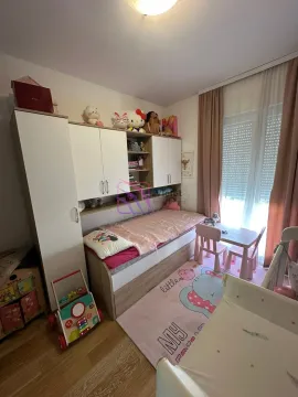 Dječija soba sa krevetom, garderoberom, radnim stolom i igračkama. - image 11