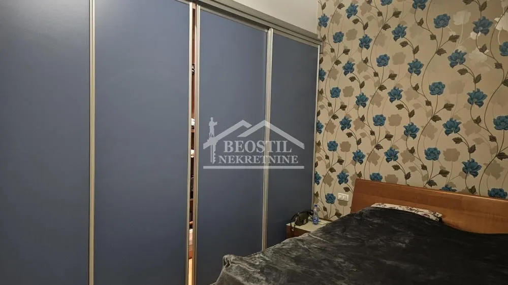 Spavaća soba sa velikim plakarom i bračnim krevetom.