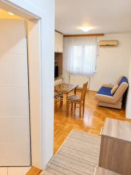 Pogled iz hodnika na dnevnu sobu sa trpezarijskim stolom i kaučem. - image 10
