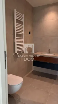 Moderno kupatilo sa umivaonikom, wc šoljom i radijatorom. - image 14