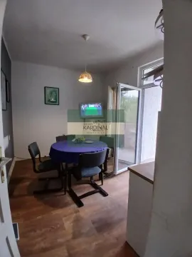 Dnevni boravak sa trpezarijskim stolom i izlazom na terasu. - image 5