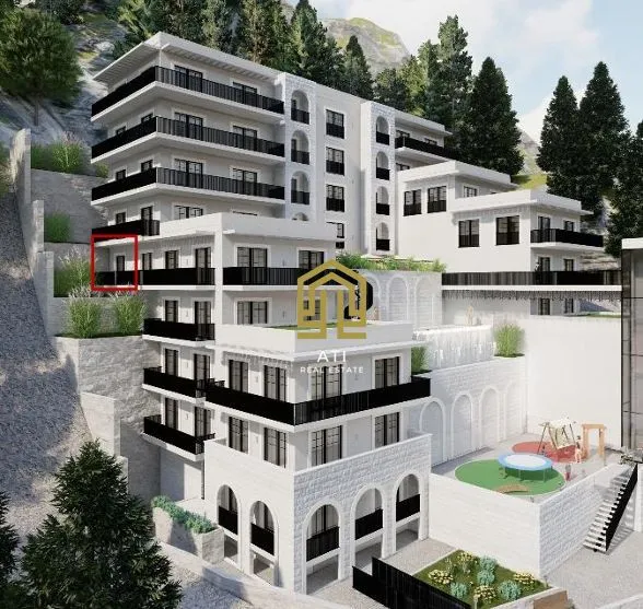 Spoljašnji izgled moderne višestambene zgrade sa terasama i uređenim dvorištem.