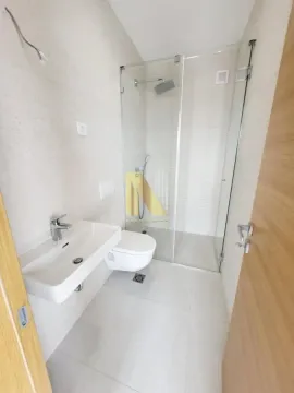 Savremeno opremljeno kupatilo sa tuš kabinom i belim sanitarijama. - image 23