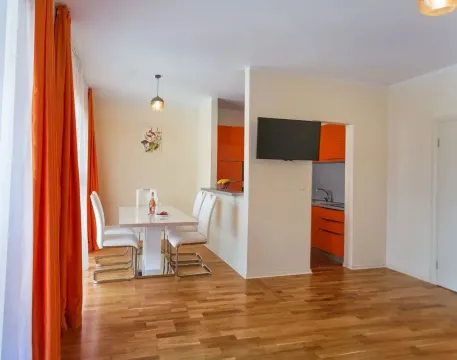 Dnevni boravak sa trpezarijom i pogledom na kuhinju. - image 8