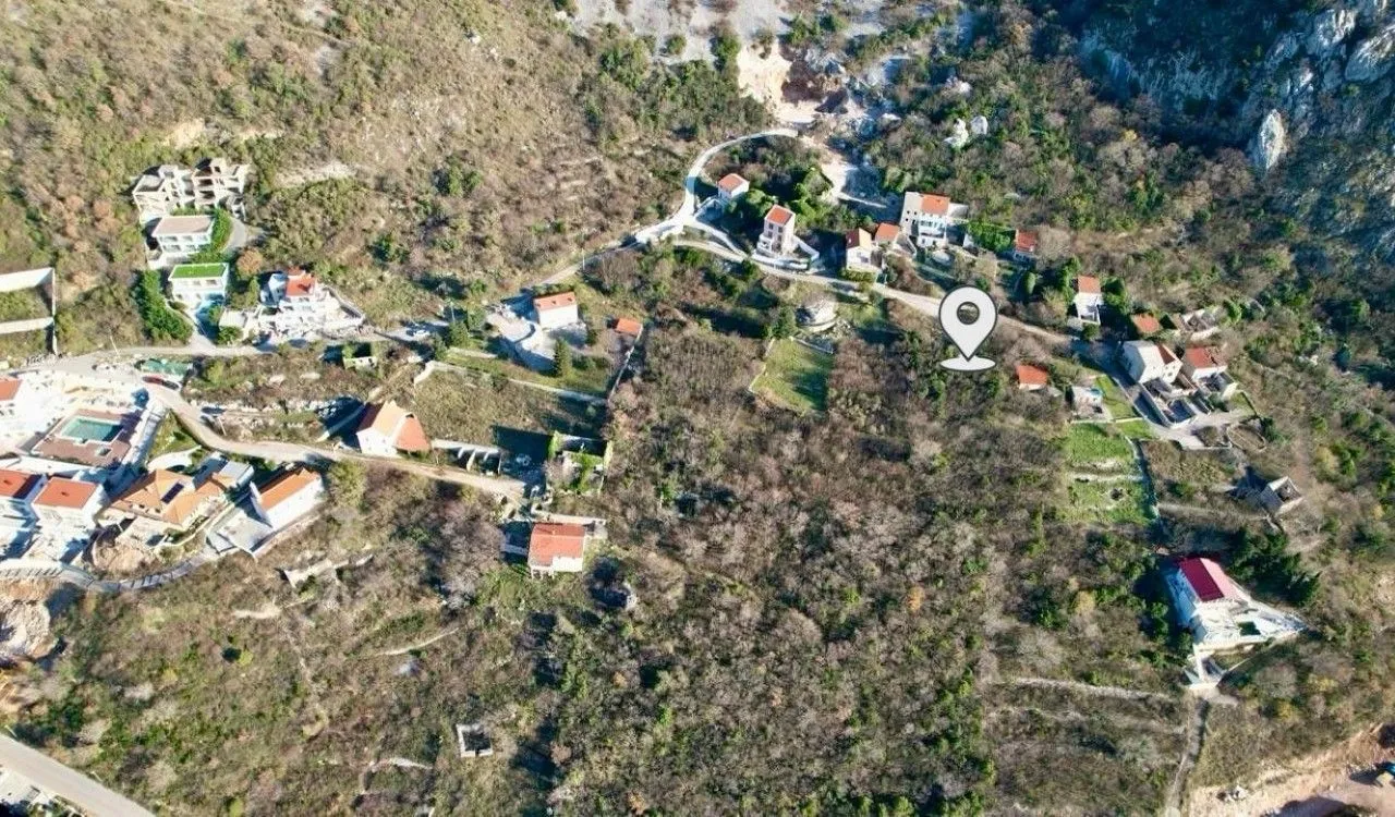 Pogled iz vazduha na lokaciju zemljišta sa okolinom.