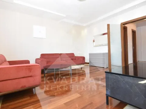 Izdavanje, četvorosoban stan, 140m², Centar, Podgorica - image 2