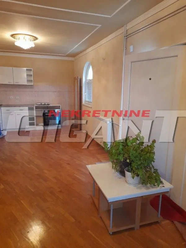 Izdavanje, stan, 180m², Petlovo Brdo, Beograd