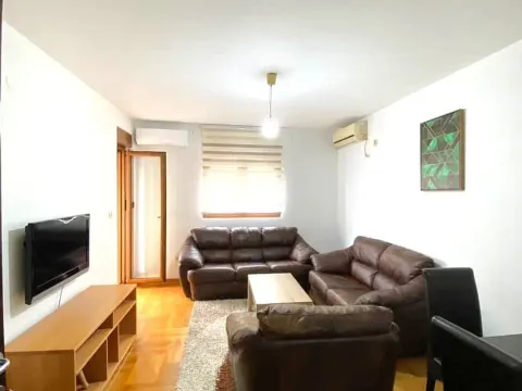 Izdavanje, dvosoban stan, 55m², Stari Aerodrom, Podgorica - image 1